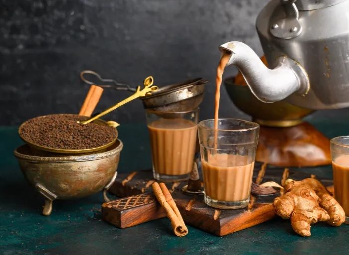 إضافة الحليب إلى المشروبات العشبية.. قيمة غذائية أم ضرر غير متوقع؟