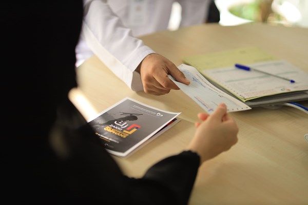 "الشارقة للتمكين الاجتماعي" توزع الزكاة والمير الرمضاني على أسر الأيتام