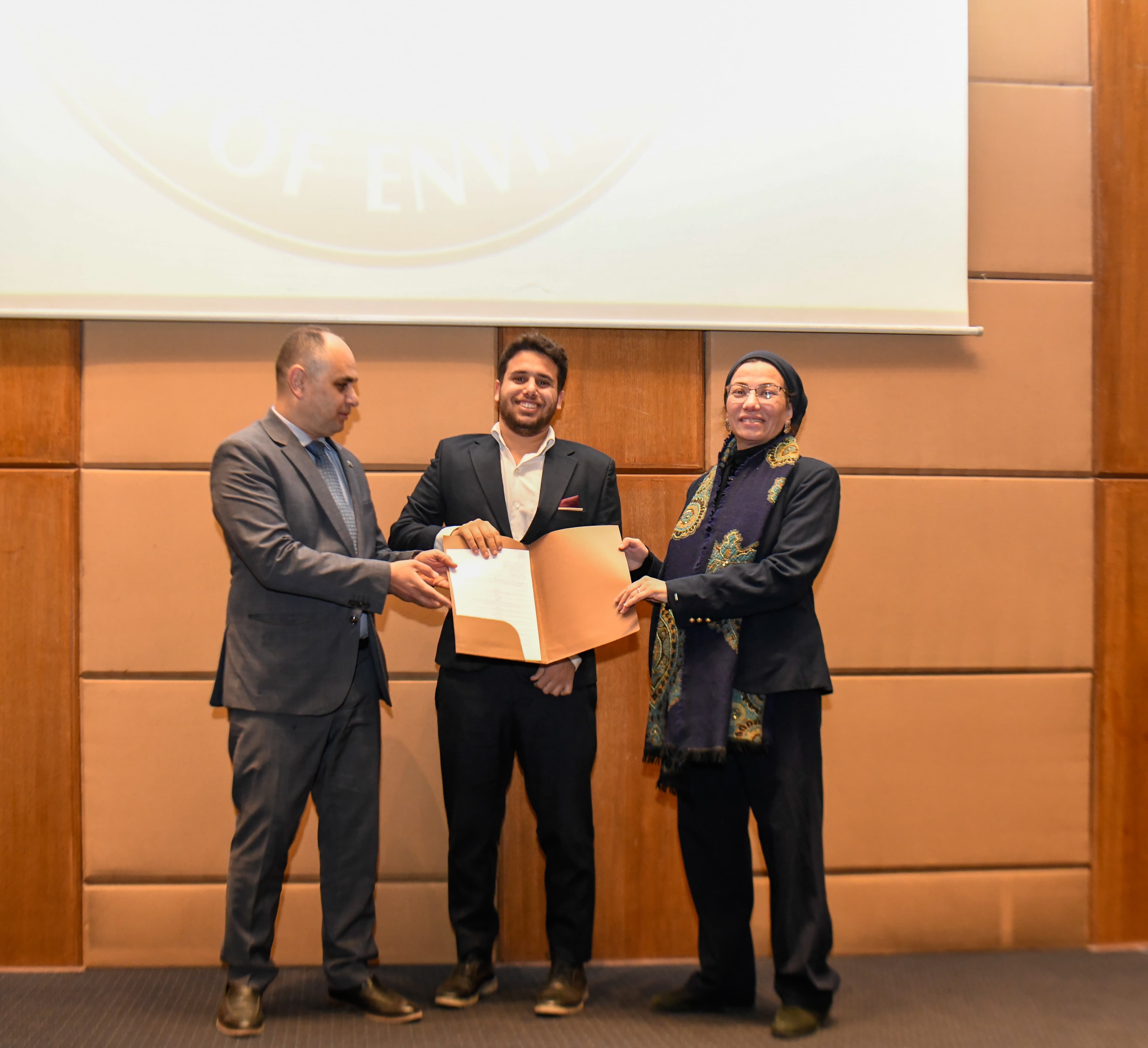 وزيرة البيئة تسلّم عقود تعيين المراقبين والباحثين البيئيين الجدد