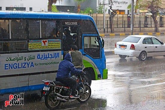 جدعنة مصرية فى رمضان.. سائق موتوسيكل يساعد مواطنا تحت زخات المطر.. صور