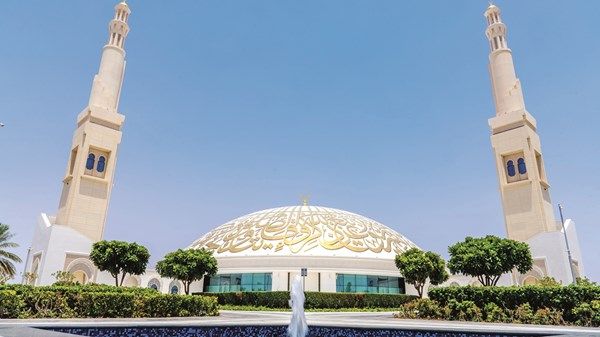 «جامع الشيخ خليفة» يستقبل المصلين بأبهى حلة