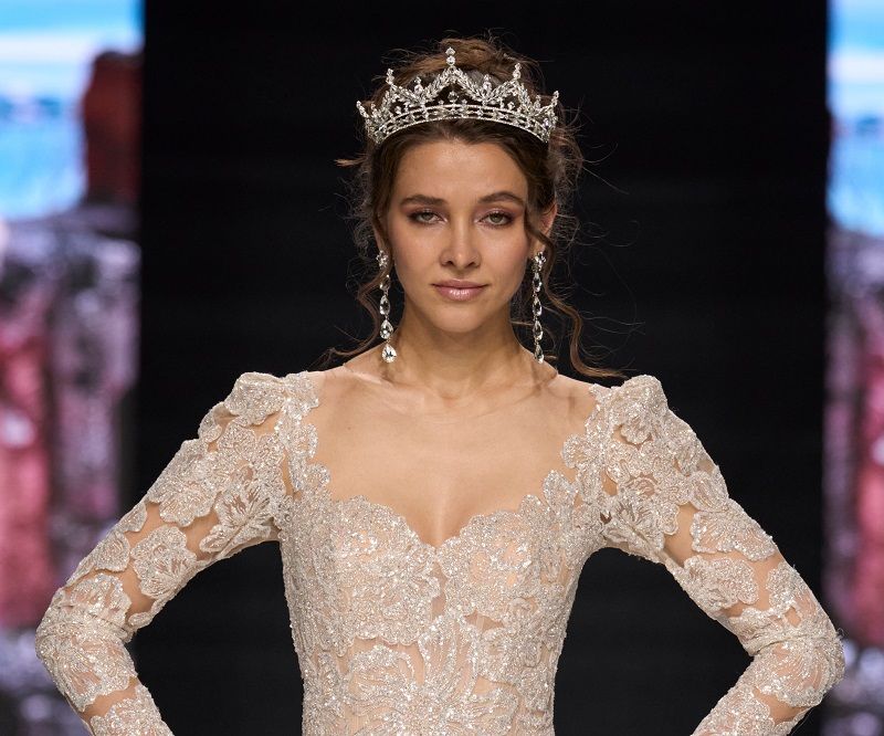 أكسسوارات شعر العروس 2025: لمسات عصرية مستوحاة من أسابيع الموضة