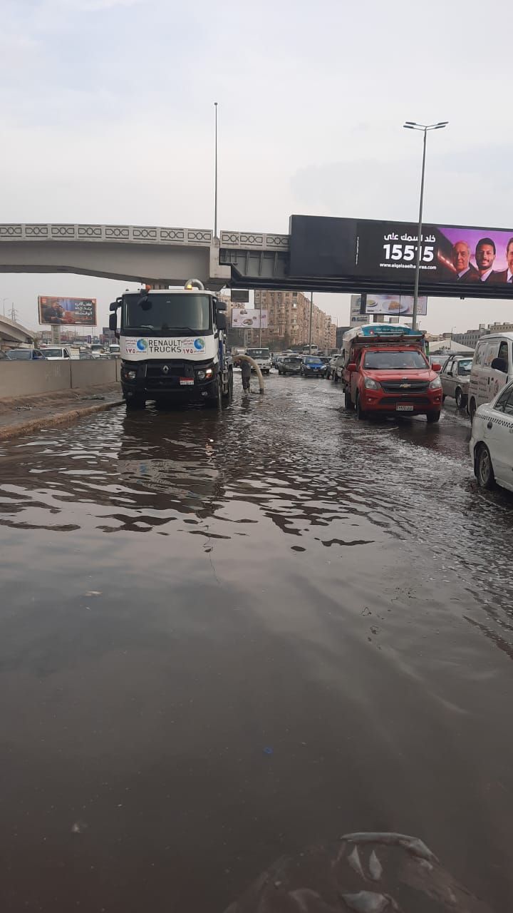 محافظة القاهرة تدفع بمعدات لشفط مياه الأمطار من الشوارع.. صور