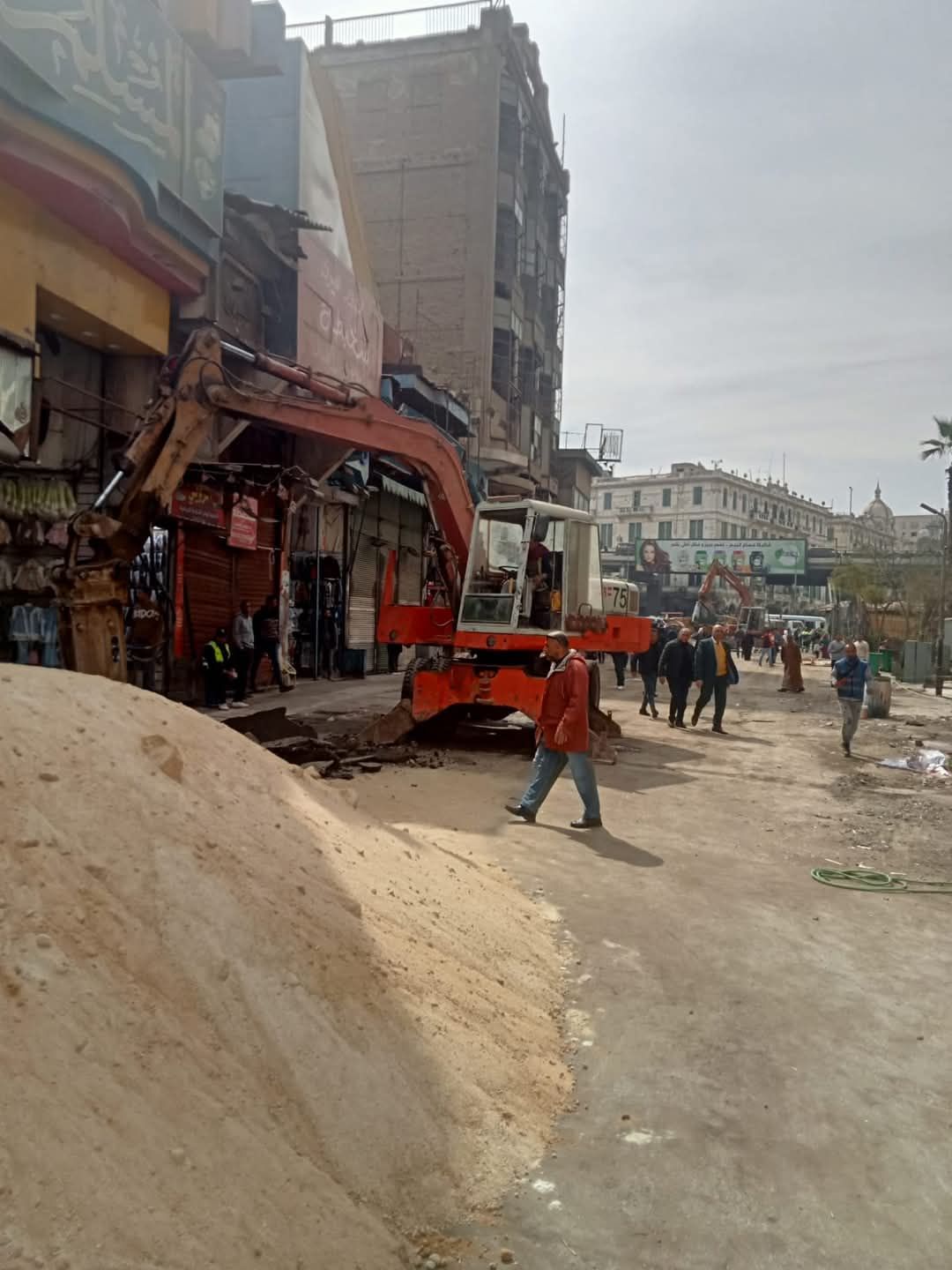 نائب محافظ القاهرة: إخلاء 3 شوارع فى العتبة ضمن أعمال التطوير.. صور