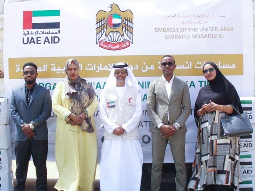 الامارات | سفارة الإمارات في مقديشو تشرف على تسليم سلال غذائية