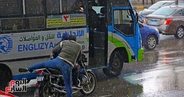 جدعنة مصرية فى رمضان.. سائق موتوسيكل يساعد مواطنا تحت زخات المطر.. صور