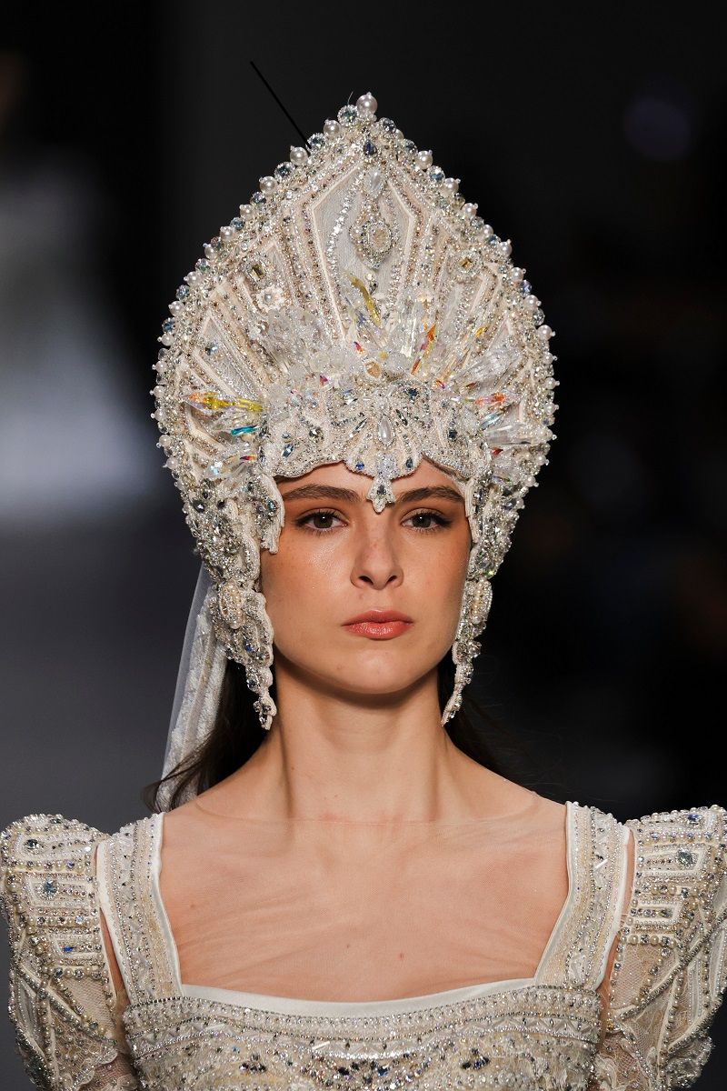 أكسسوارات شعر العروس 2025: لمسات عصرية مستوحاة من أسابيع الموضة