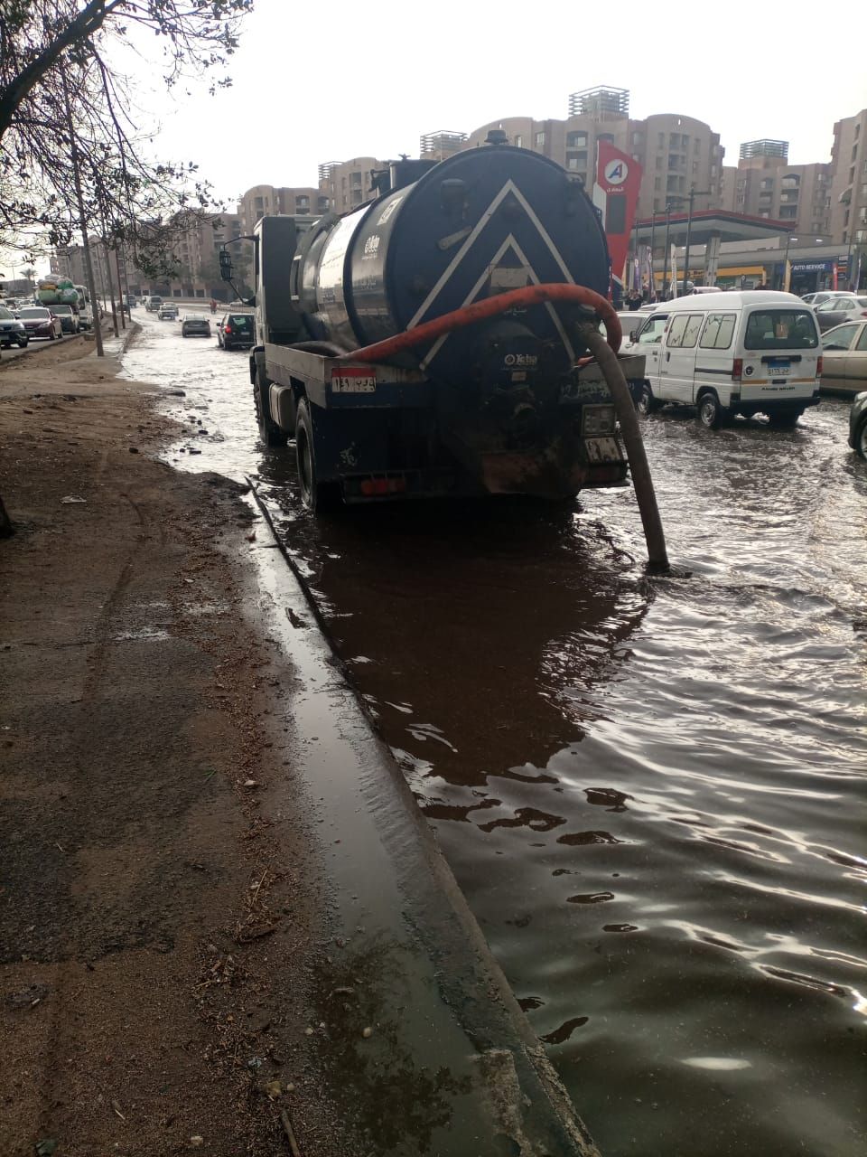 محافظة القاهرة تدفع بمعدات لشفط مياه الأمطار من الشوارع.. صور