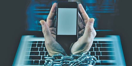 الامارات | هل تأثير تقييد استخدام الهواتف الذكية شبيه بالانسحاب من الإدمان؟