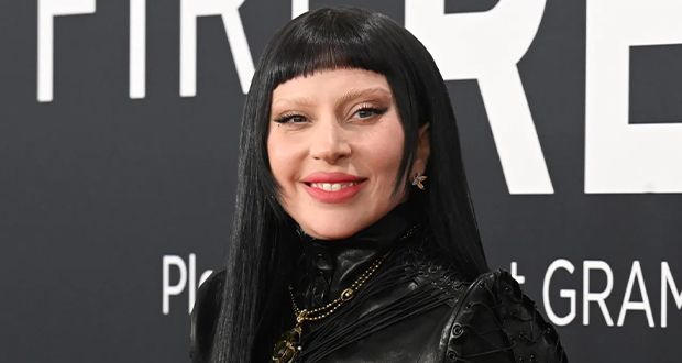 ليدي غاغا تثير الجدل بإطلالتها مع خطيبها في نيويورك!