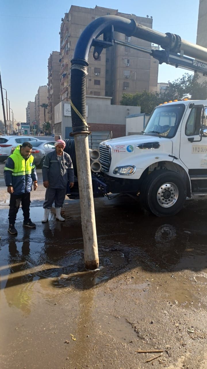 محافظة القاهرة تدفع بمعدات لشفط مياه الأمطار من الشوارع.. صور