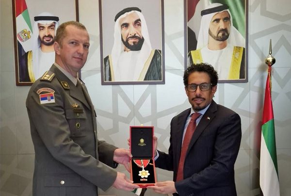 رئيس الدولة يمنح الملحق العسكري الصربي (السابق) في دولة الإمارات "وسام الإمارات العسكري من الطبقة الثالثة"