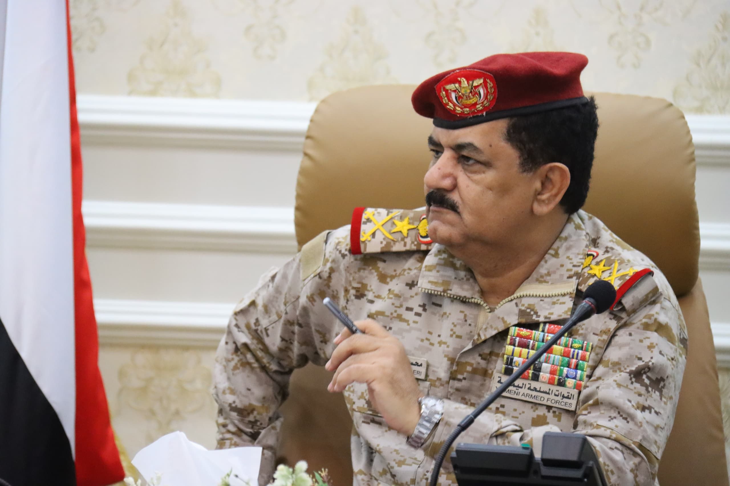 عاجل: خلال لقائه بالمستشار العسكري للمبعوث الأممي... وزير الدفاع اليمني يعلن رفع الجاهزية القتالية لكافة وحدات الجيش وانتظار ساعة الصفر