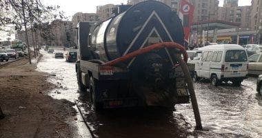محافظة القاهرة تدفع بمعدات لشفط مياه الأمطار من الشوارع.. صور