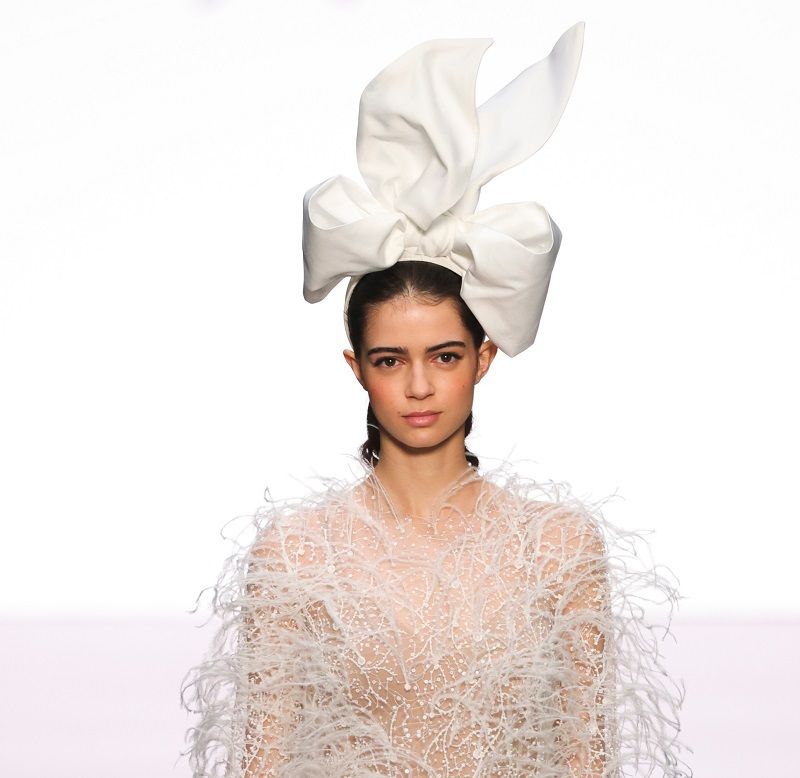 أكسسوارات شعر العروس 2025: لمسات عصرية مستوحاة من أسابيع الموضة