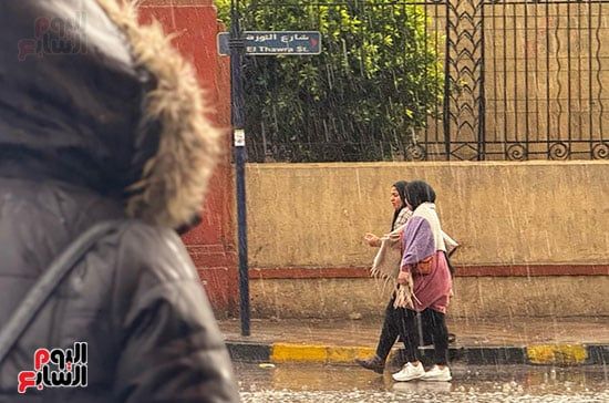 الأرصاد تحذر: فرص سقوط الأمطار مستمرة لساعات مقبلة وتساقط الثلج على القاهرة