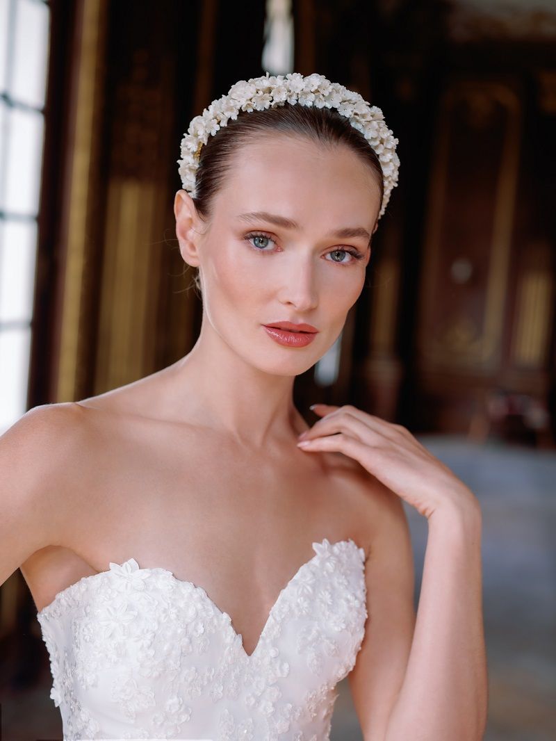 أكسسوارات شعر العروس 2025: لمسات عصرية مستوحاة من أسابيع الموضة