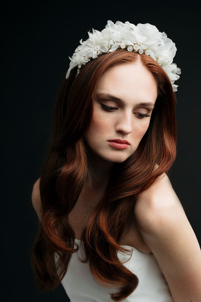 أكسسوارات شعر العروس 2025: لمسات عصرية مستوحاة من أسابيع الموضة