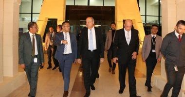 وزير الطيران يتابع استعدادات مطار سفنكس لاستقبال ضيوف افتتاح المتحف المصرى