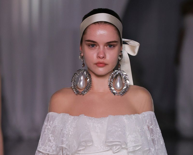 أكسسوارات شعر العروس 2025: لمسات عصرية مستوحاة من أسابيع الموضة