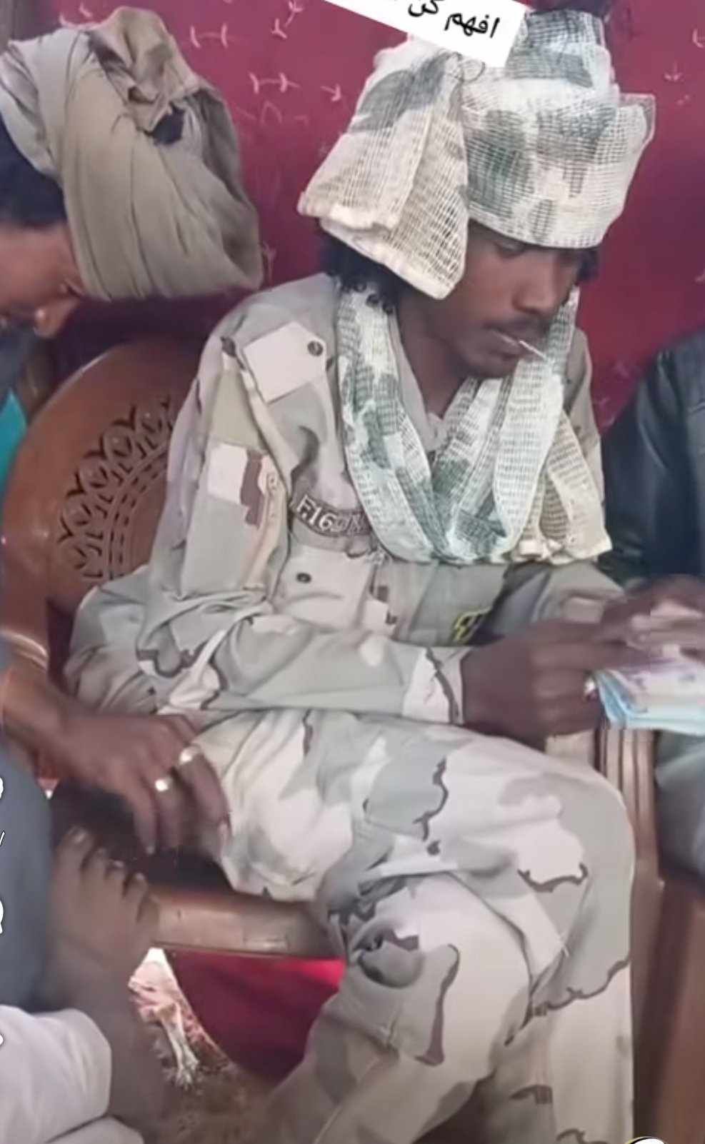 شاهد بالصورة والفيديو.. أحد أفراد الدعم السريع يقوم بــ(شفشفة) زميله وينكر فعلته والجمهور ينفجر بالضحكات