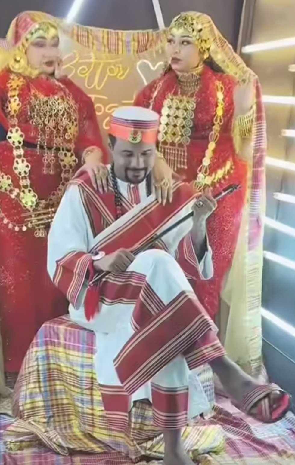 شاهد بالصورة والفيديو.. شاب سوداني يتزوج من جميلتين في ليلة واحدة ويقفن خلفه أثناء الجرتق.. ما هي الحقيقة؟ وما هي قصة الفيديو الذي نال شهرة واسعة؟