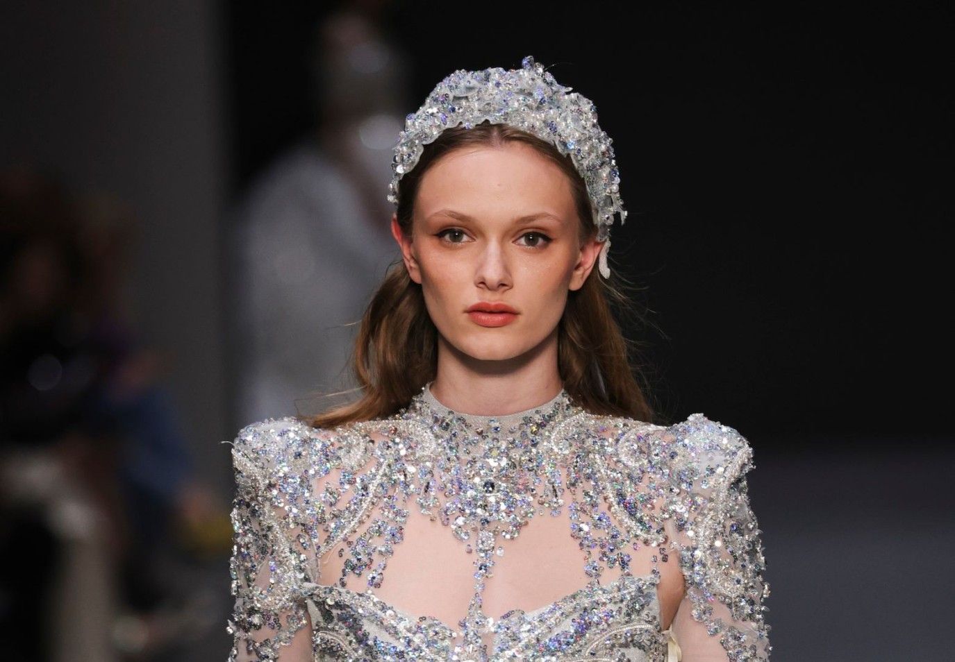 أكسسوارات شعر العروس 2025: لمسات عصرية مستوحاة من أسابيع الموضة