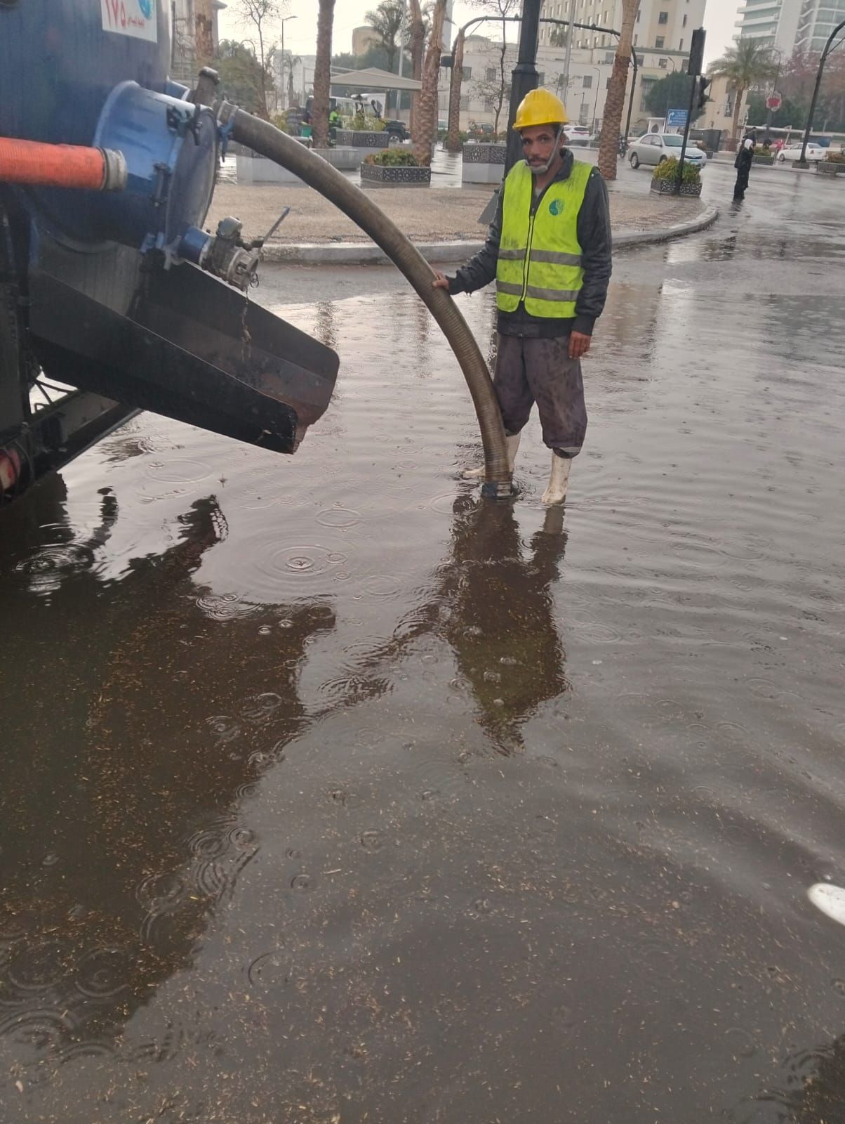 محافظة القاهرة تدفع بمعدات لشفط مياه الأمطار من الشوارع.. صور