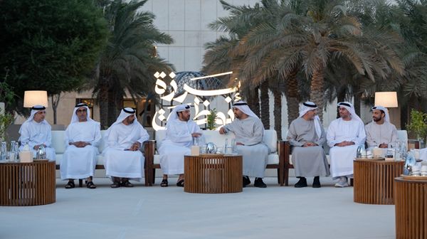 ذياب بن محمد بن زايد يشارك موظفي جهات حكومية الإفطار الرمضاني في «برزة أبوظبي»