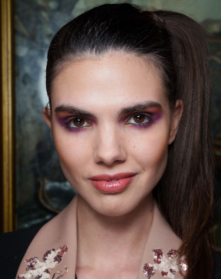 صيحات جمالية ترسم خطوط مكياج خريف وشتاء 2025 من أسبوع الموضة في باريس