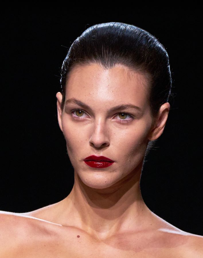 صيحات جمالية ترسم خطوط مكياج خريف وشتاء 2025 من أسبوع الموضة في باريس
