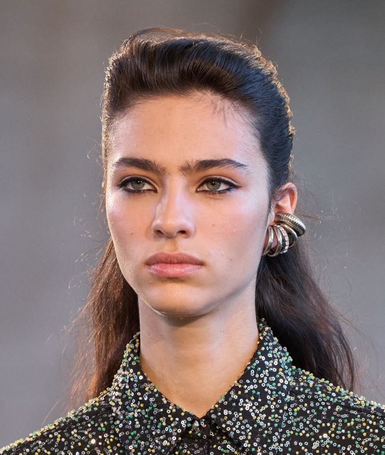 صيحات جمالية ترسم خطوط مكياج خريف وشتاء 2025 من أسبوع الموضة في باريس