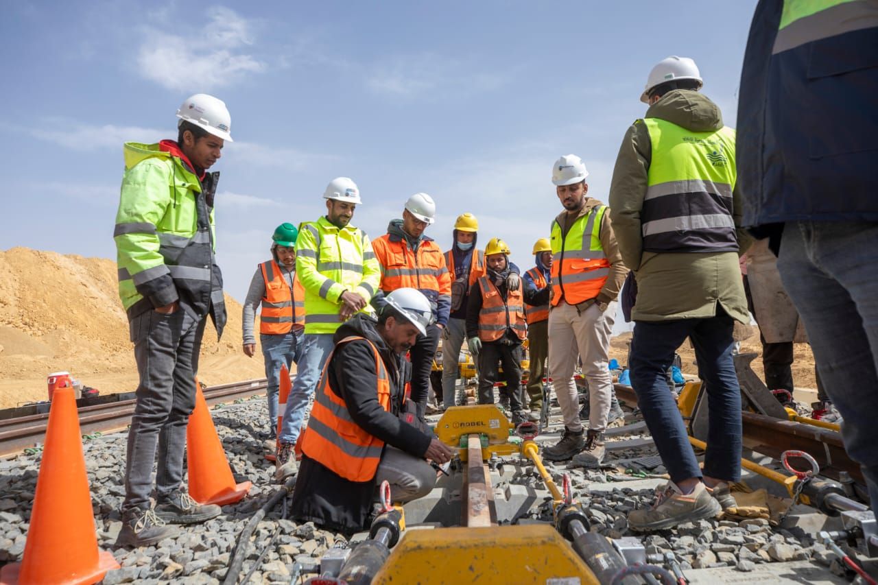 تقدم أعمال تنفيذ الخط الأول من القطار الكهربائي السريع العين السخنة-العلمين.. صور