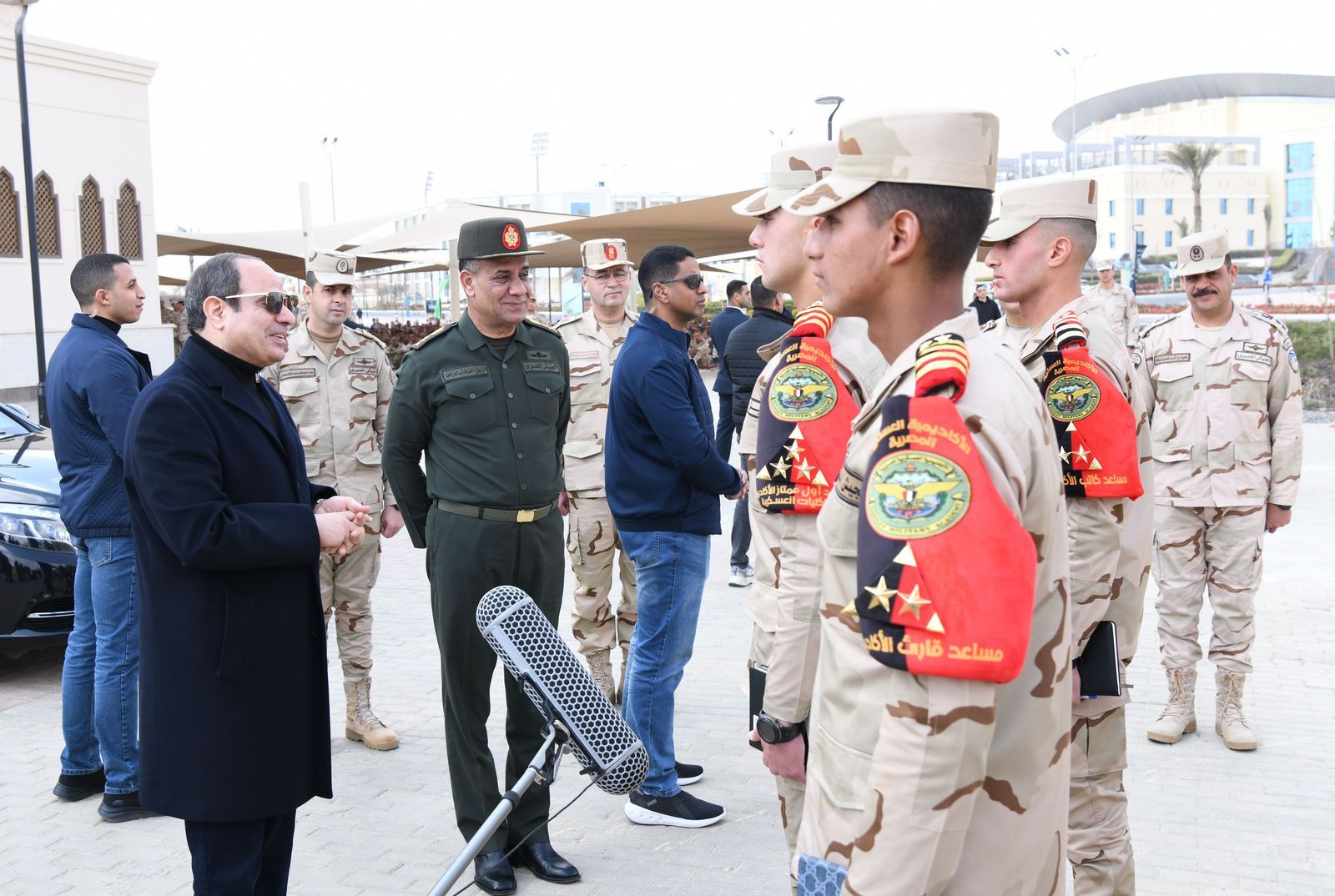 الرئيس السيسي يتفقد الأكاديمية العسكرية المصرية ويؤدى صلاة الجمعة مع أبنائه الطلاب