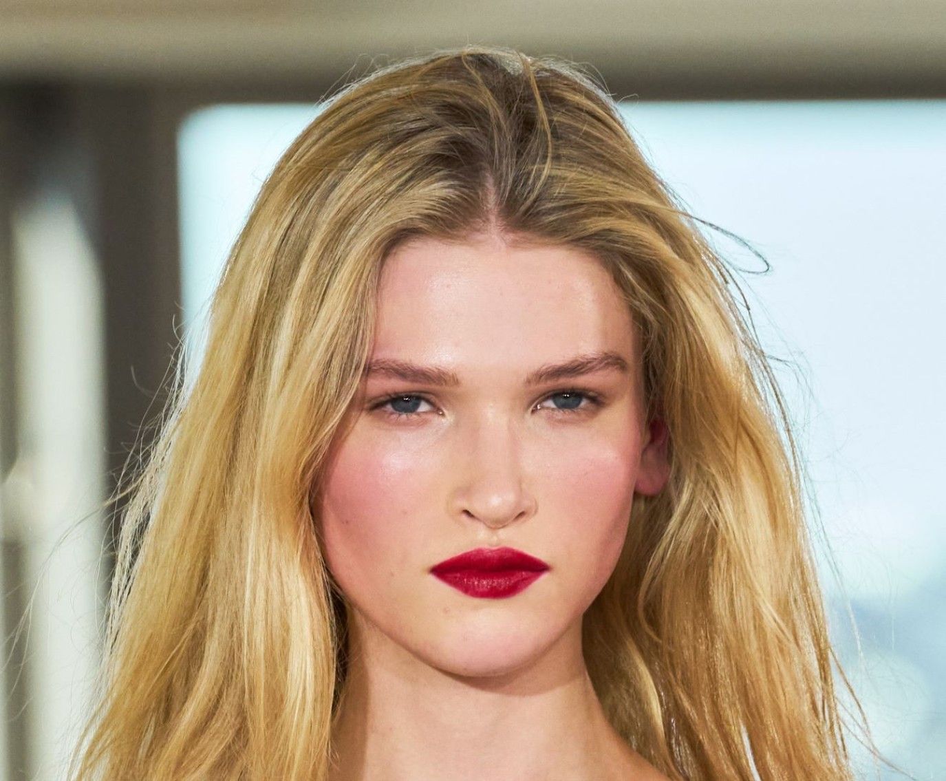 صيحات جمالية ترسم خطوط مكياج خريف وشتاء 2025 من أسبوع الموضة في باريس