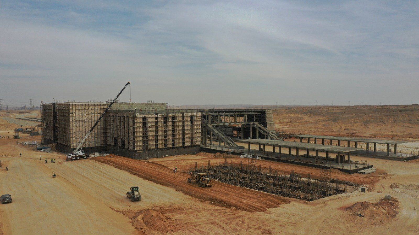 تقدم أعمال تنفيذ الخط الأول من القطار الكهربائي السريع العين السخنة-العلمين.. صور