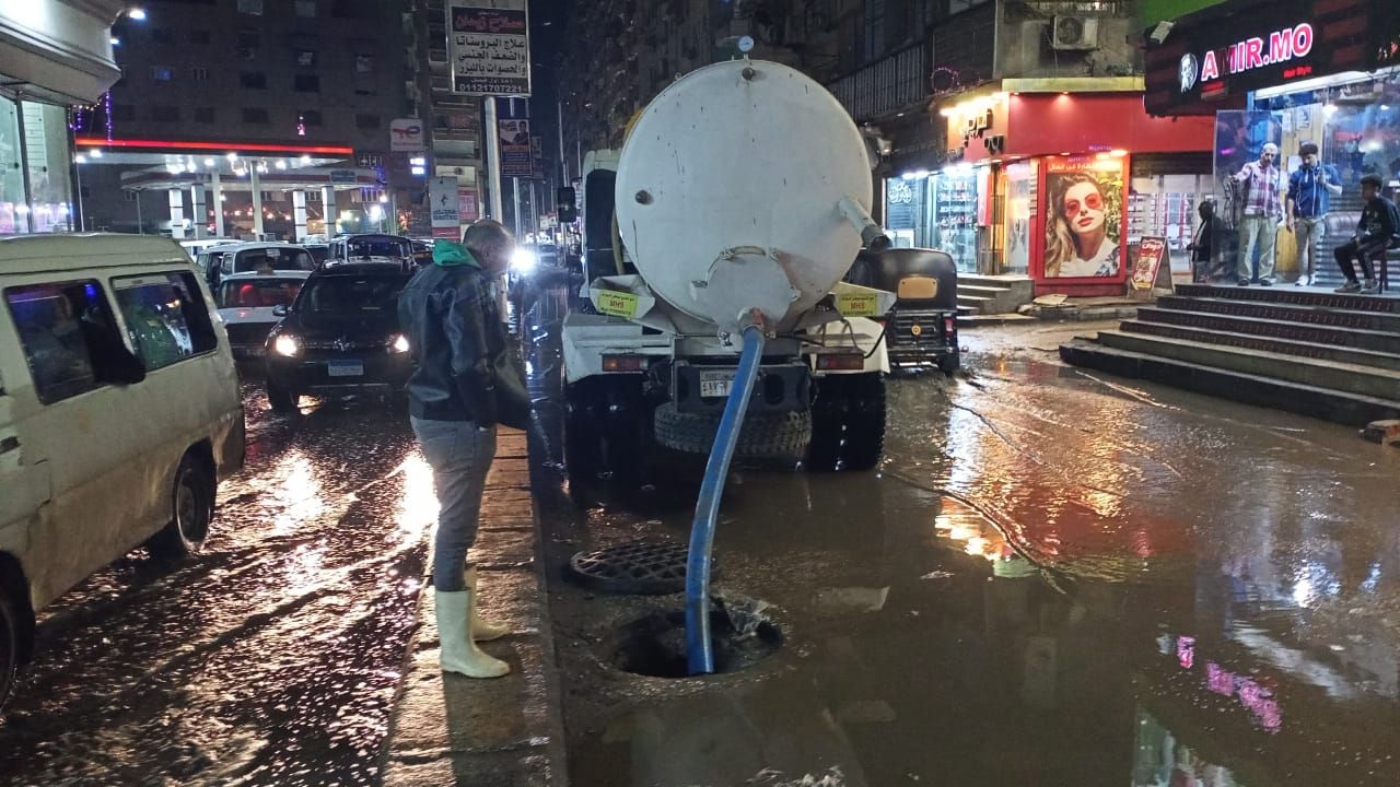 انتشار سيارات شفط مياه الأمطار فى الجيزة لتسهيل الحركة المرورية.. صور