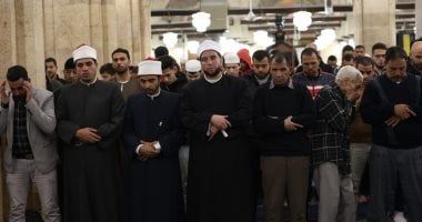 آلاف المصلين يؤدون العشاء والتراويح بالجامع الأزهر