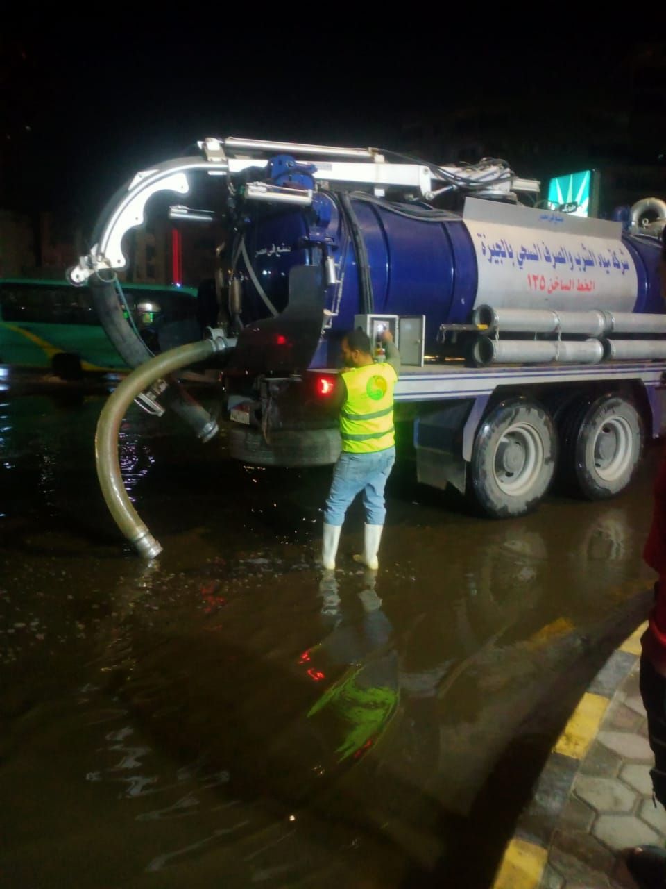 انتشار سيارات شفط مياه الأمطار فى الجيزة لتسهيل الحركة المرورية.. صور