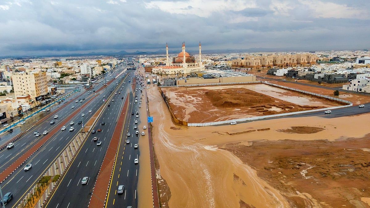 حائل تحت المطر.. شلالات أجا تفيض والسيول تجتاح الشوارع والجهات المختصة تتدخل