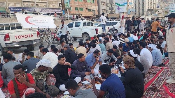 برعاية الهلال.. تنظيم أطول سفرة إفطار صائم في المكلا