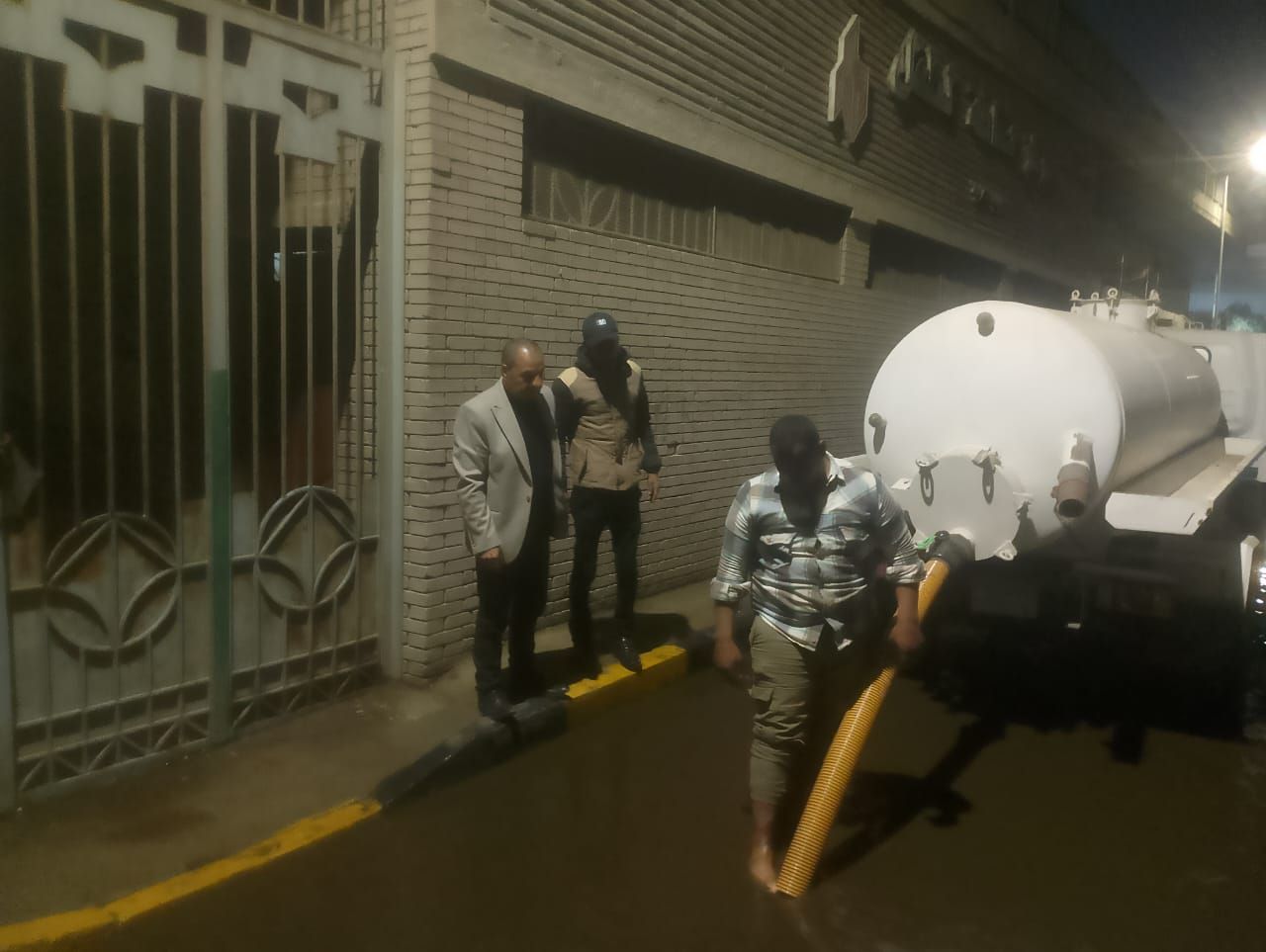 انتشار سيارات شفط مياه الأمطار فى الجيزة لتسهيل الحركة المرورية.. صور