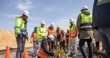 تقدم أعمال تنفيذ الخط الأول من القطار الكهربائي السريع العين السخنة-العلمين.. صور