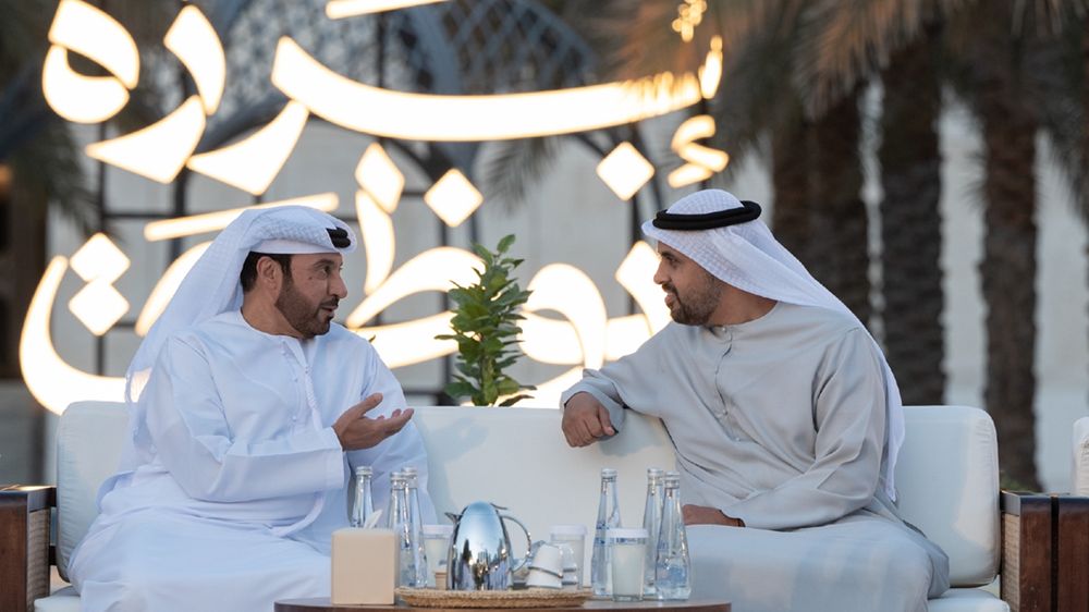 ذياب بن محمد بن زايد يشارك موظفي جهات حكومية الإفطار الرمضاني في «برزة أبوظبي»