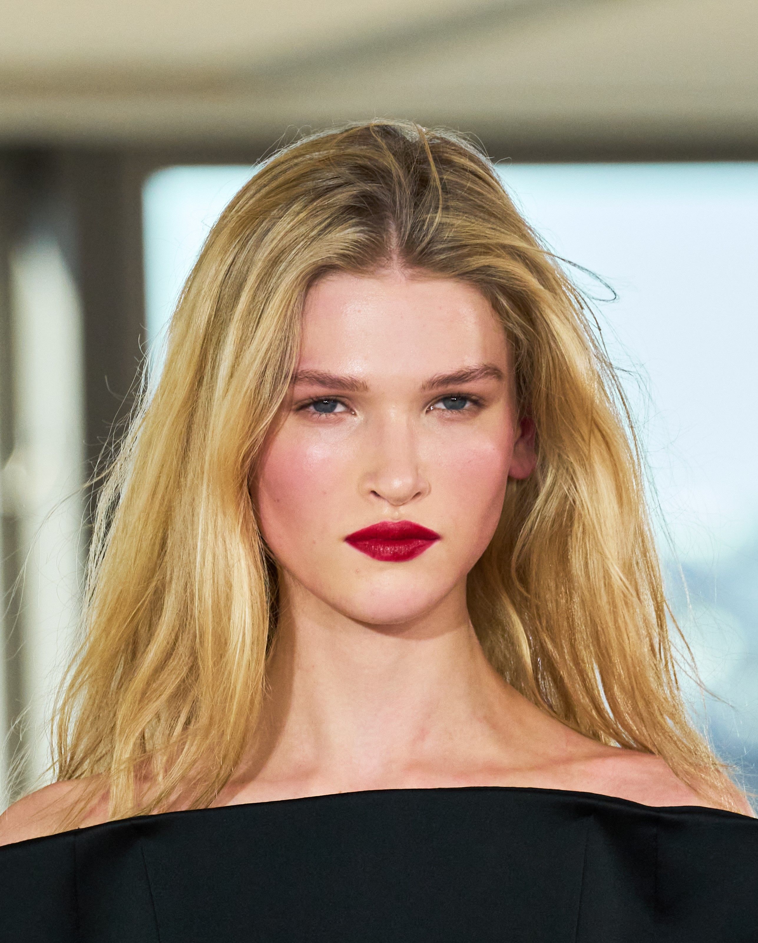 صيحات جمالية ترسم خطوط مكياج خريف وشتاء 2025 من أسبوع الموضة في باريس