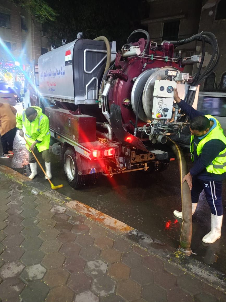 انتشار سيارات شفط مياه الأمطار فى الجيزة لتسهيل الحركة المرورية.. صور