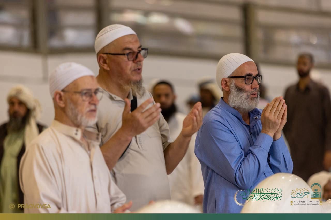 السديس يعلن نجاح خطة الرئاسة التشغيلية لأول صلاة جمعة من شهر رمضان.. صور