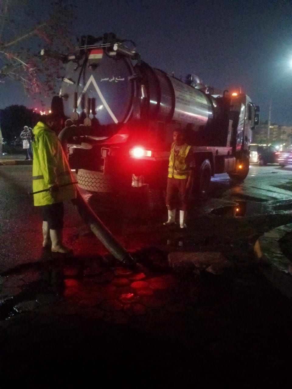 انتشار سيارات شفط مياه الأمطار فى الجيزة لتسهيل الحركة المرورية.. صور