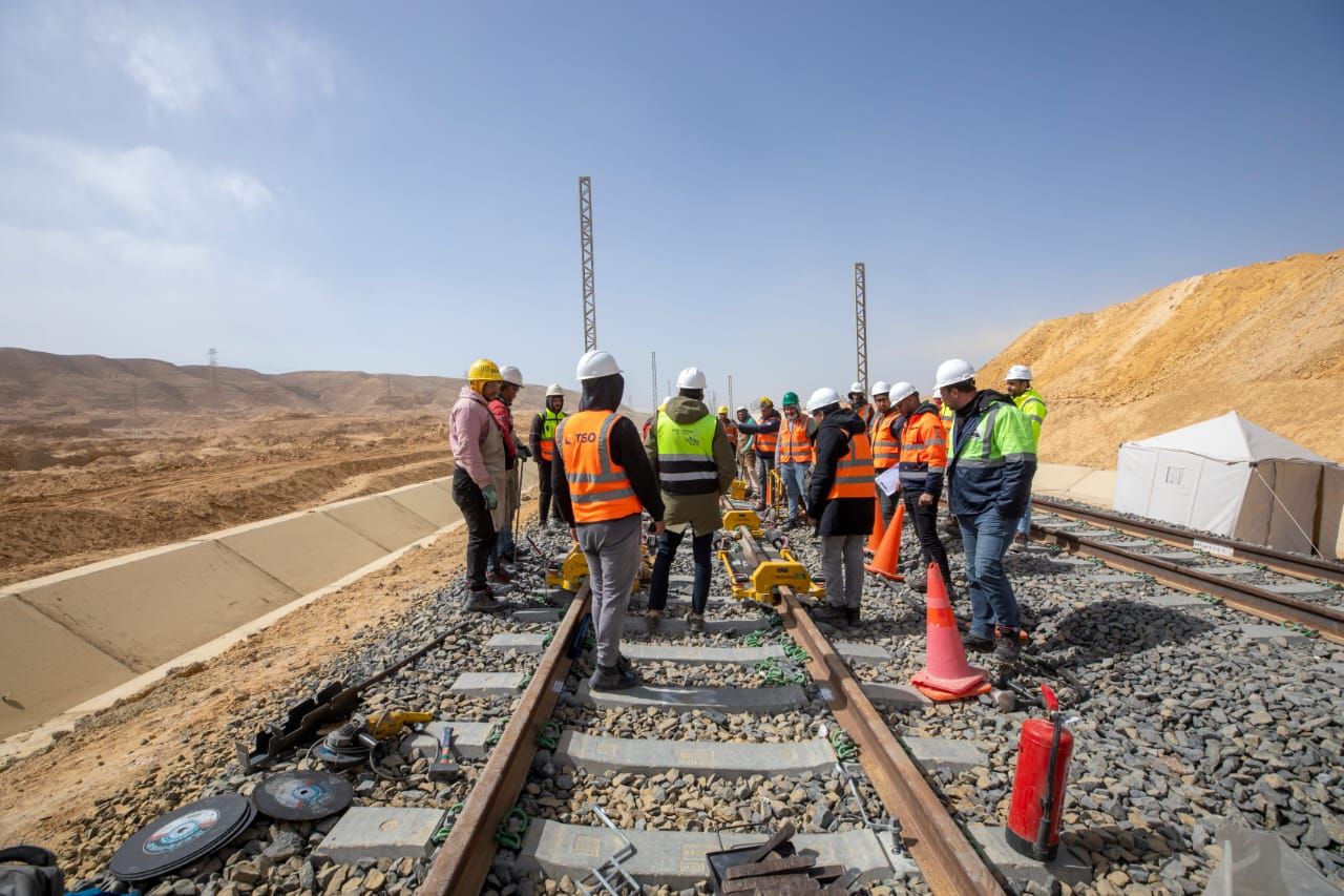 تقدم أعمال تنفيذ الخط الأول من القطار الكهربائي السريع العين السخنة-العلمين.. صور