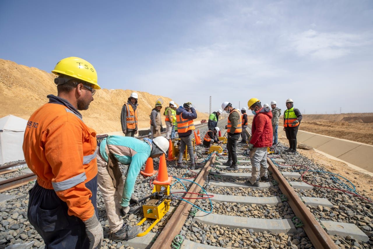 تقدم أعمال تنفيذ الخط الأول من القطار الكهربائي السريع العين السخنة-العلمين.. صور